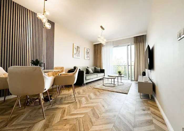 Balcony & Parking, Modern Elegant Apartment! Near Tram