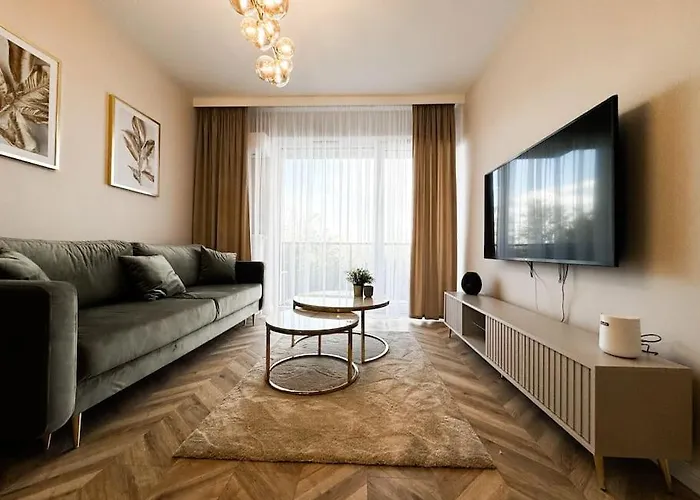 Balcony & Parking, Modern Elegant Apartment! Near Tram