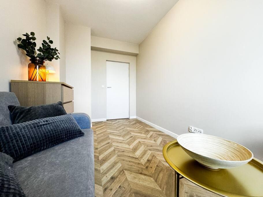 Apartment Balcony & Parking, Modern Elegant Apartment! Near Tram Wroclaw