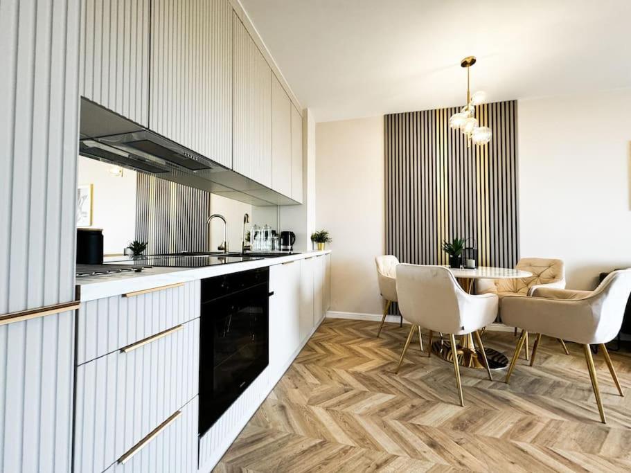 Balcony & Parking, Modern Elegant Apartment! Near Tram