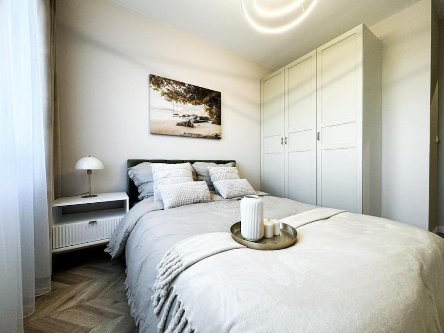 Balcony & Parking, Modern Elegant Apartment! Near Tram