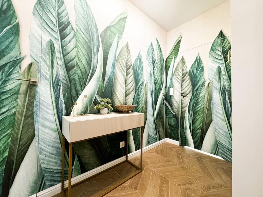 Balcony & Parking, Modern Elegant Apartment! Near Tram