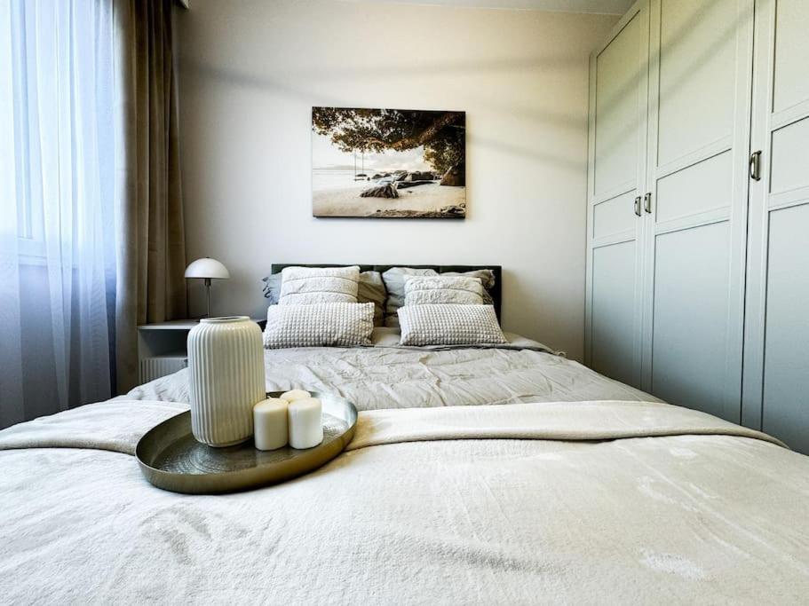 Apartment Balcony & Parking, Modern Elegant Apartment! Near Tram