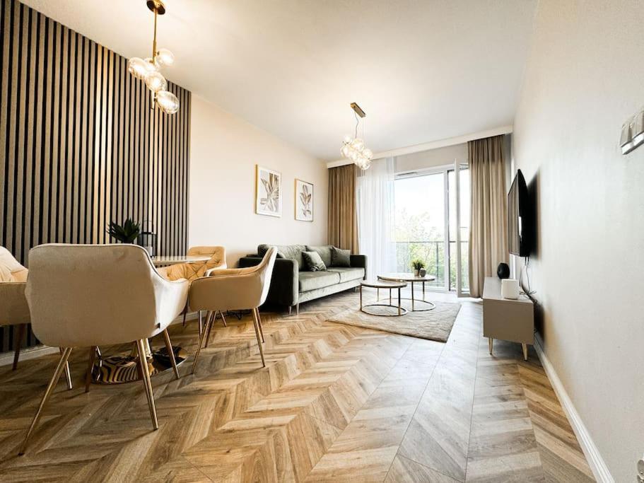 Apartment Balcony & Parking, Modern Elegant Apartment! Near Tram