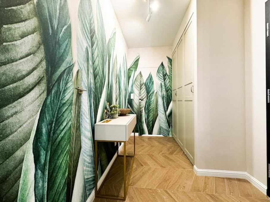 Balcony & Parking, Modern Elegant Apartment! Near Tram