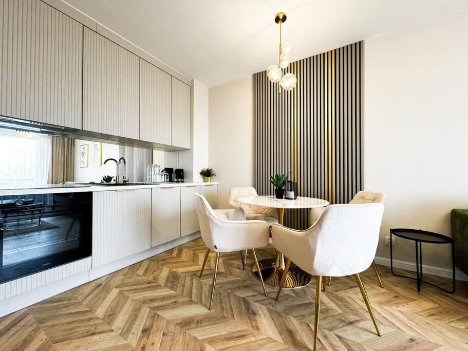 Apartment Balcony & Parking, Modern Elegant Apartment! Near Tram *