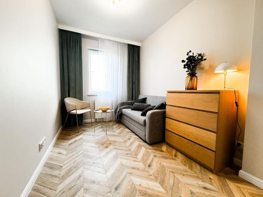Apartment Balcony & Parking, Modern Elegant Apartment! Near Tram *