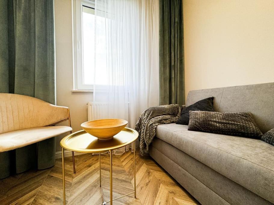 Balcony & Parking, Modern Elegant Apartment! Near Tram