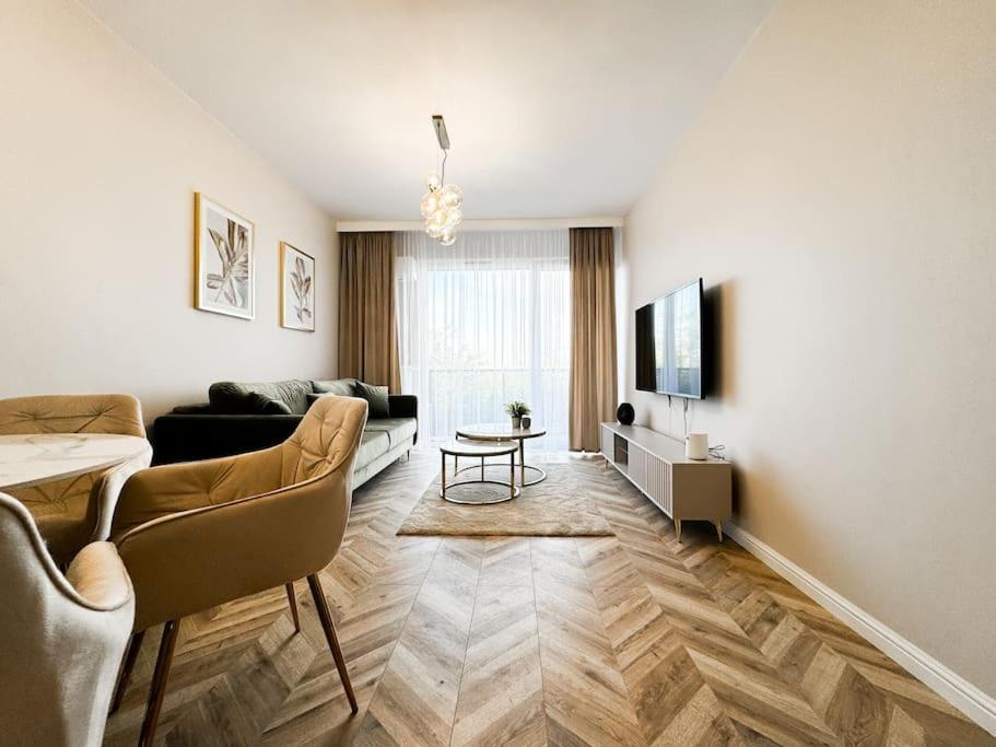 Balcony & Parking, Modern Elegant Apartment! Near Tram Wroclaw