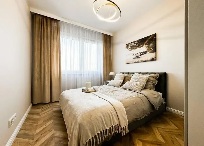 Balcony & Parking, Modern Elegant Apartment! Near Tram