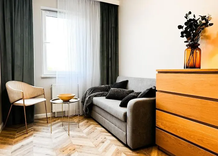 Balcony & Parking, Modern Elegant Apartment! Near Tram