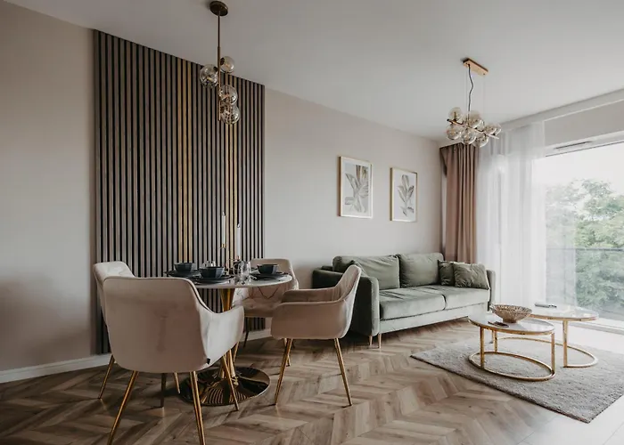 Balcony & Parking, Modern Elegant Apartment! Near Tram