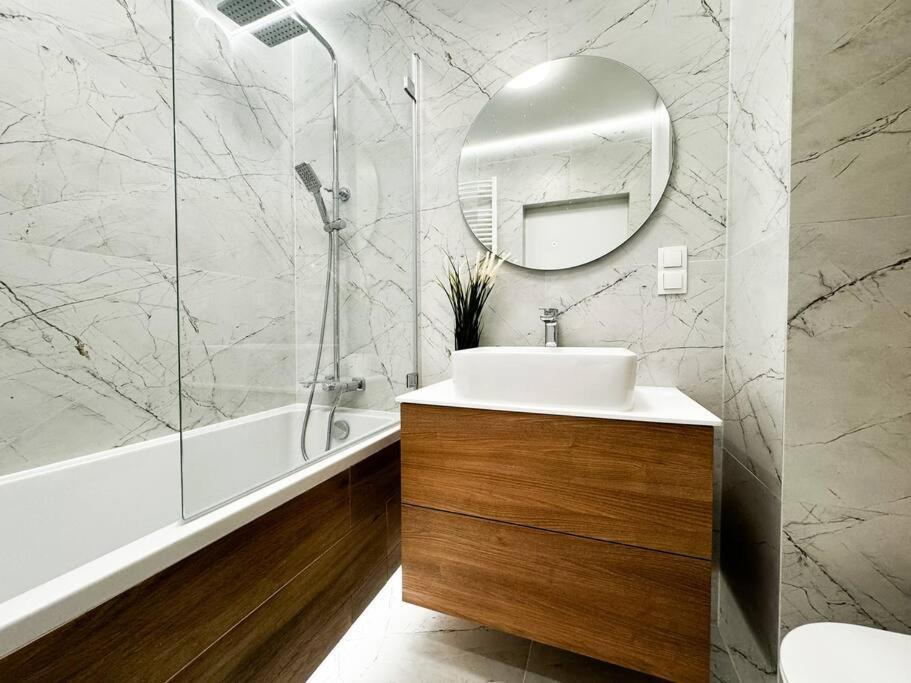 Balcony & Parking, Modern Elegant Apartment! Near Tram Wrocław