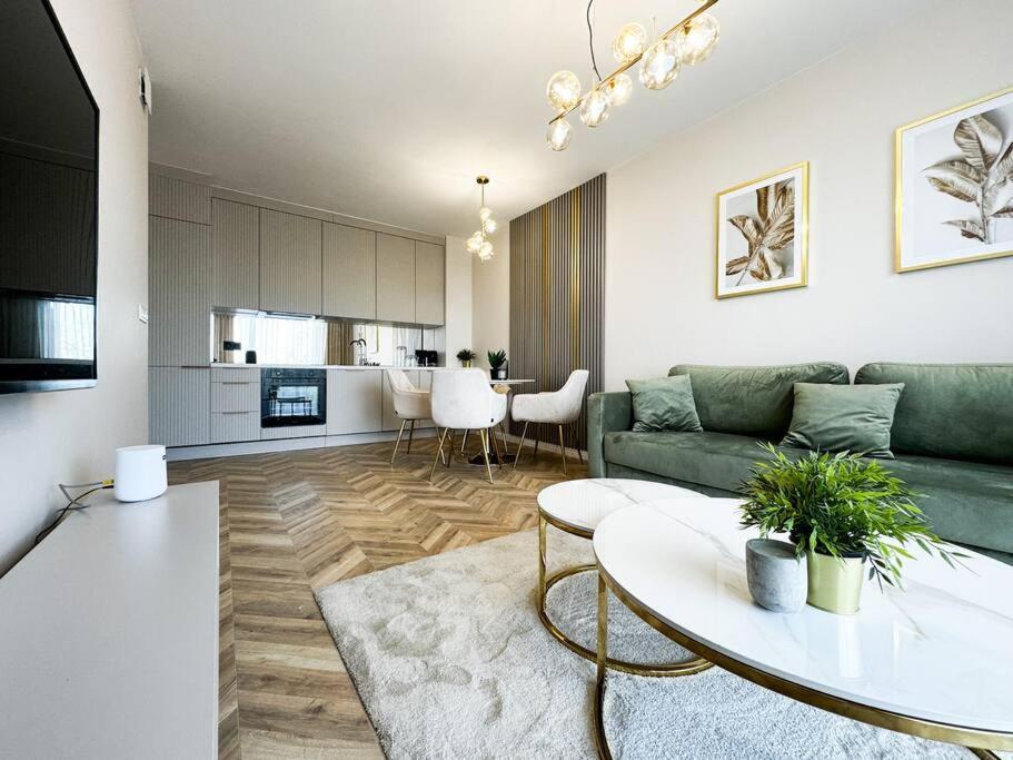 Апартаменти Balcony & Parking, Modern Elegant Apartment! Near Tram Вроцлав