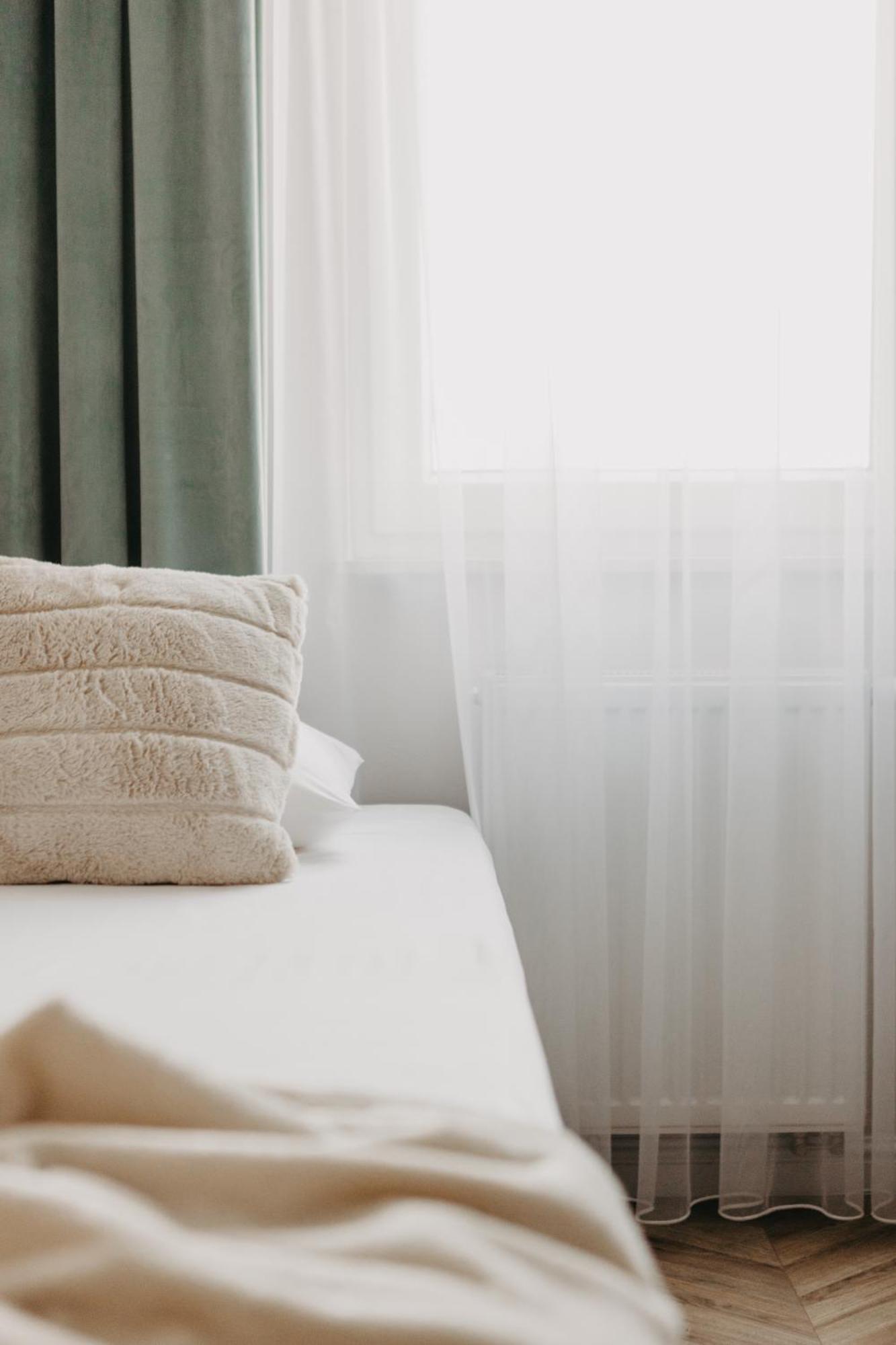 Balcony & Parking, Modern Elegant Apartment! Near Tram